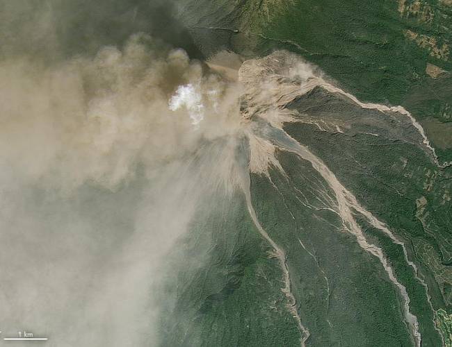 Erupción volcánica cubre el cielo de partículas mortales de 'vidrio'