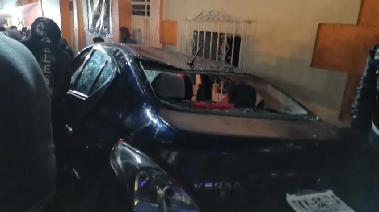 Auto embiste a comparsa en "Muerteada" de San Agustín Etla, Oaxaca