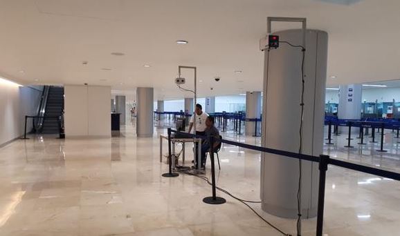 Instalan filtros sanitarios contra el Covid-19 en el aeropuerto de Cancún