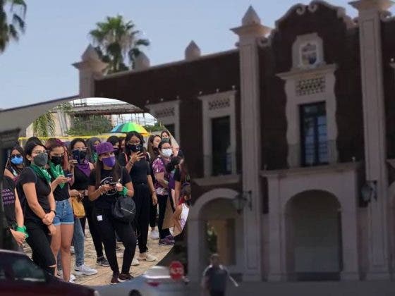 ‘Viejas hue… deberían hacer tortillas’ dice maestro tras manifestación del 8M