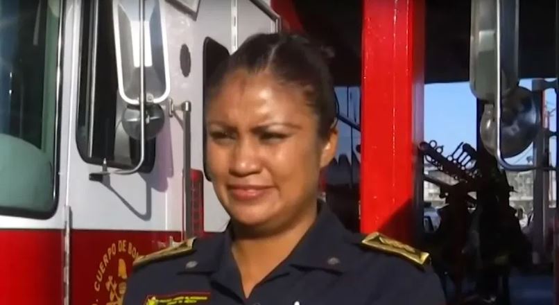 Mujer bombero amamantó a bebé que fue arrojada entre dos muros