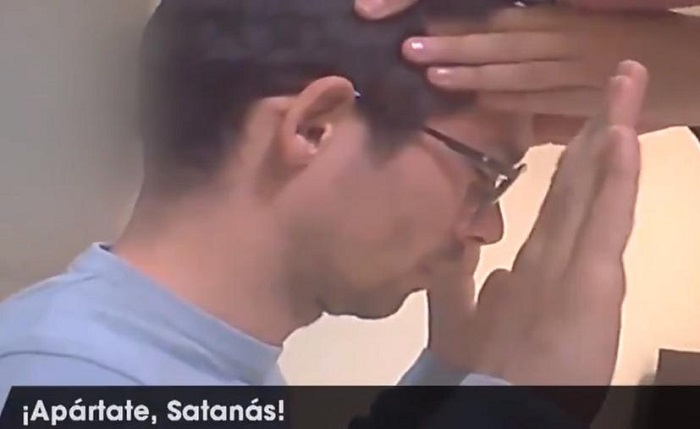 (VIDEO): Exorcizan a periodista para sacarle "El espíritu del homosexualismo"