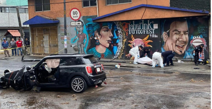 Muere joven al chocar su Minicooper en Iztapalapa