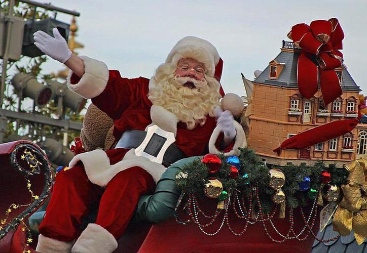 (VIDEO) Graban momento en que Santa se estrella en un techo