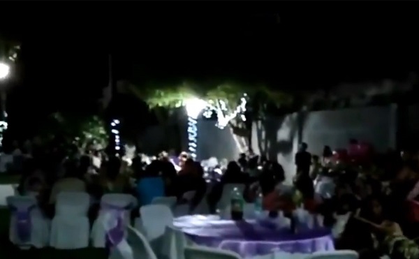 Invitados se molestan porque los sacan de fiesta de XV años y boda