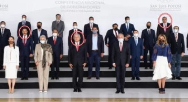 Sin cubrebocas, AMLO y dos gobernadores más en foto oficial