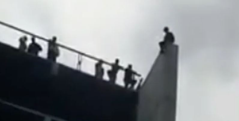 VIDEO: Hombre se suicida frente a rescatistas en plaza comercial de Jalisco