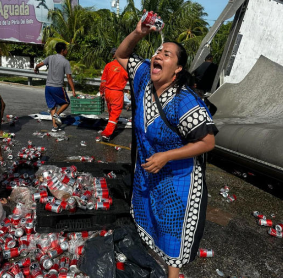 Mujer se baña en cerveza tras volcadura de camión en Campeche y se viraliza