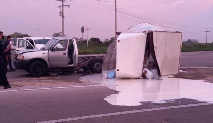 Yucatán: Derrama 500 litros de leche al chocar en carretera