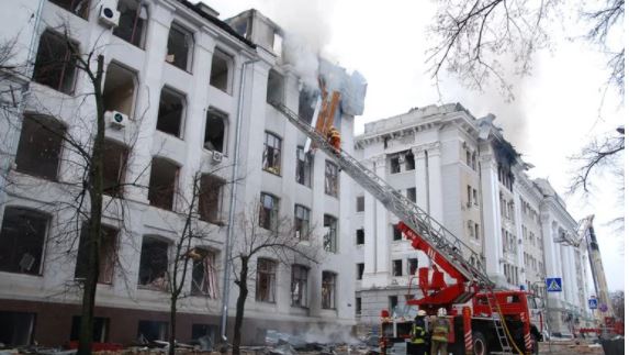 Rusos impactaron con bombas a varias escuelas y a una catedral de Ucrania