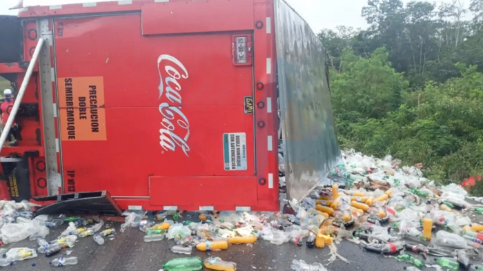 Vuelca camión de Coca-Cola en la Mérida-Cancún y la rapiña no espera