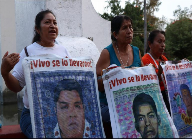 Padres de 43 normalistas de Ayotzinapa realizan mitin frente a FGR