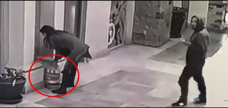 (VÍDEO) Mujer roba el bebedero de mascotas en Plaza Galerías de Tijuana y la tunden en redes