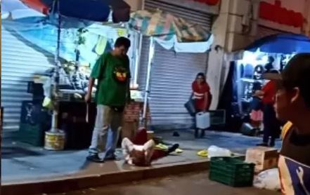 (VÍDEO) Mérida: Se lían a golpes en el mercado Lucas de Gálvez; nadie lo impide