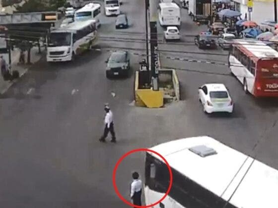 Chofer de autobús atropella brutalmente a oficial de tránsito