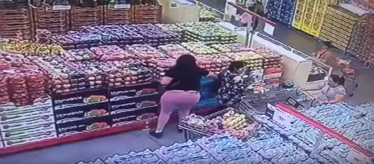 VIDEO: Así operan carteristas en supermercados