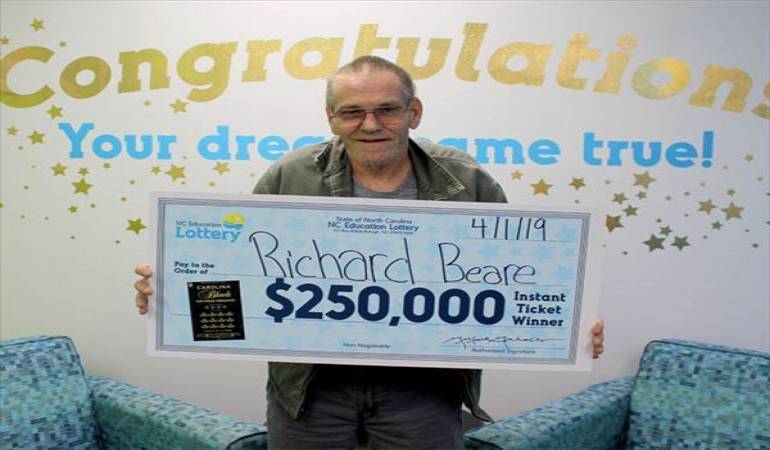 Hombre con cáncer terminal gana lotería y hará el viaje de su vida