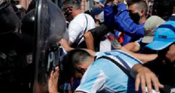 Disturbios entre aficionados y policía obligan a cancelar velorio público de Maradona