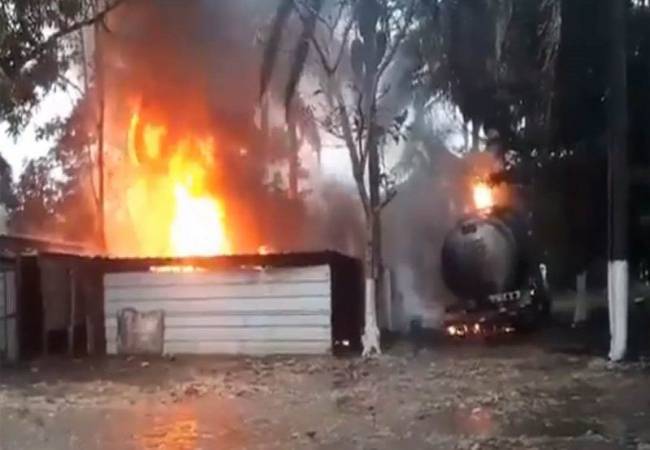 ¡Otra vez! Arde bodega de ‘huachicol’ en Tabasco, hay 5 heridos