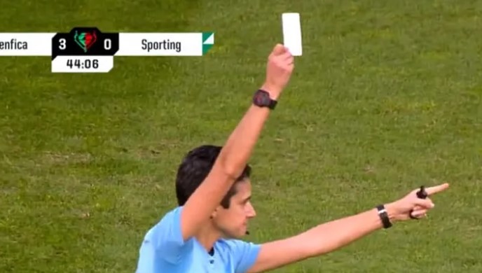 Histórico: por primera vez mostraron la tarjeta blanca en un partido de fútbol ¿Que es?