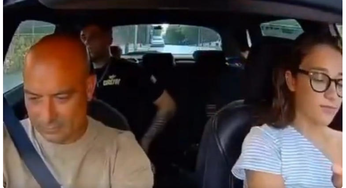 Mujer española insulta intencionalmente a hombre calvo durante prueba de conducir
