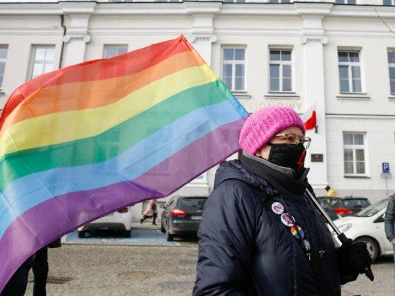 Polonia prohíbe que parejas del mismo sexo puedan adoptar niños