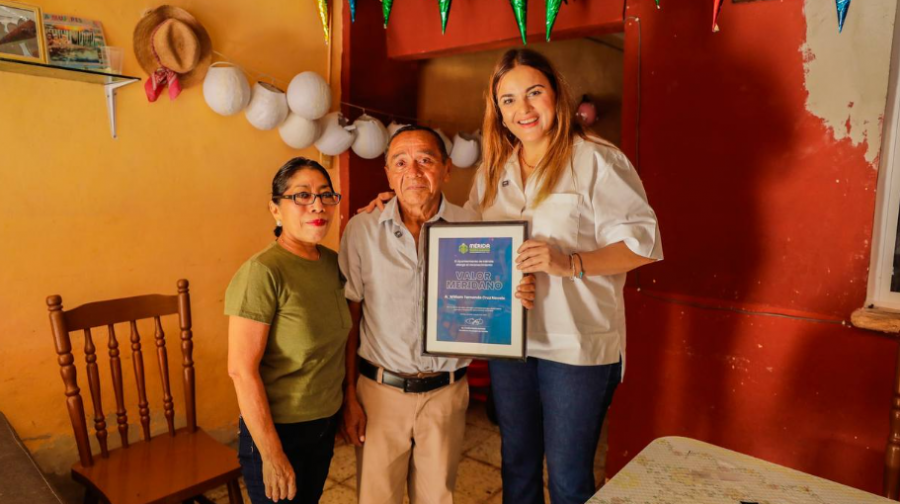 Reconocen valentía de meridano que salvó a 2 personas que pudieron quemarse