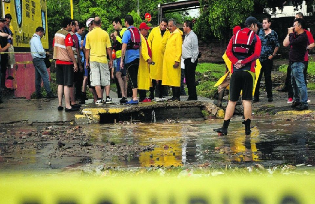 Una joven es "tragada" por una alcantarilla tras la lluvia en Culiacán