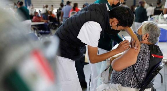 OPS urge vacunación más rápida en Latinoamérica ante el covid