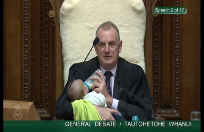 Presidente de Parlamento de Nueva Zelanda da biberón a bebé en sesión
