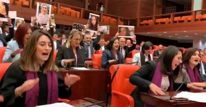 Legisladoras turcas cantan ‘Un violador en tu camino’