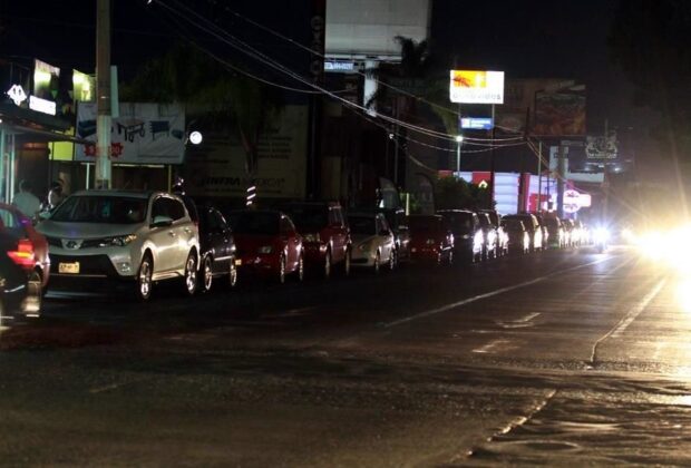 Miles madrugan por la segunda dosis en Mérida