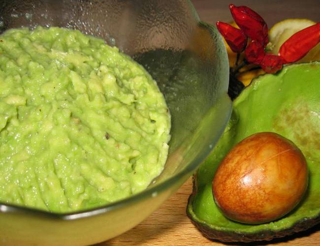 Mujer confunde wasabi con guacamole y termina en el hospital