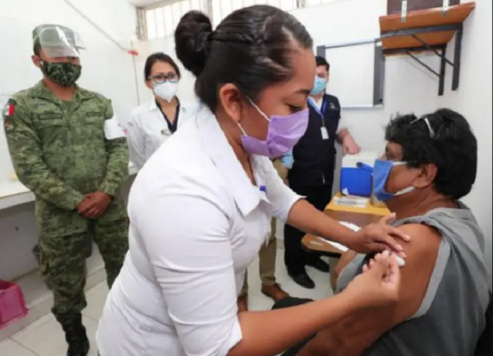 Meridanos piden ser vacunados contra la Covid-19 en módulo de Umán