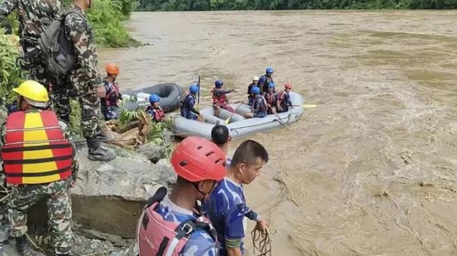 Nepal: Autobús con peregrinos cae a barranco de 150 metros: 14 muertos