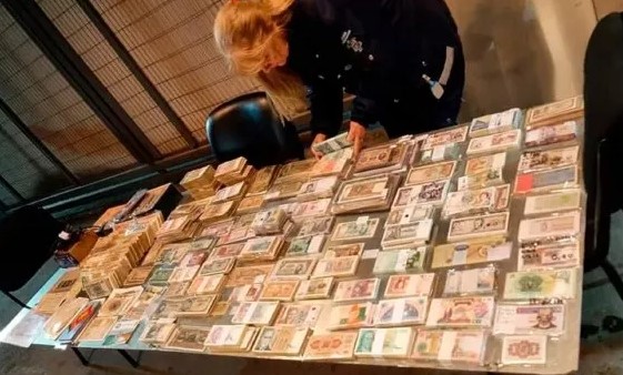 Incautan impresionante colección de monedas y billetes históricos