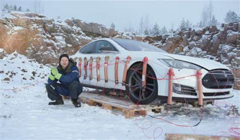 Yotuber explotó su Tesla con dinamita para no pagar una nueva batería muy cara