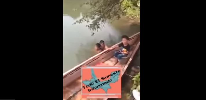 (VÍDEO) Sujeto abusivo se baña sin nada con una menor en río de Tabasco