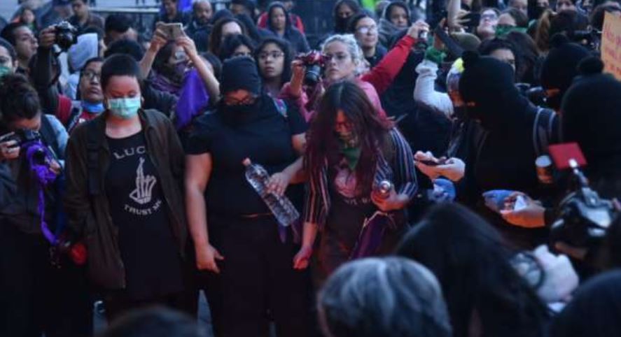 AMLO manda mensaje a feministas que protestan en Palacio Nacional