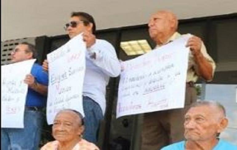 Jubilados de Pemex protestan en oficinas de Díaz Mena por anomalías en servicios médicos