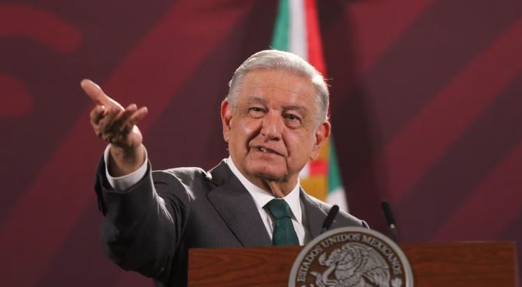 López Obrador desafía al INE y pide a “los conservadores” que no vean su conferencia