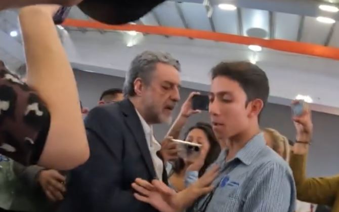 (VIDEO) Funcionario de la SEP explota; alumno le pide: “No haga política con los jóvenes”