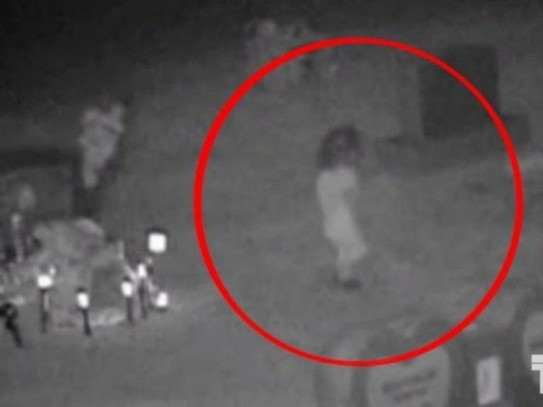 Mujer instala cámaras en la tumba de su hijo y capta a supuesta niña ‘fantasma’