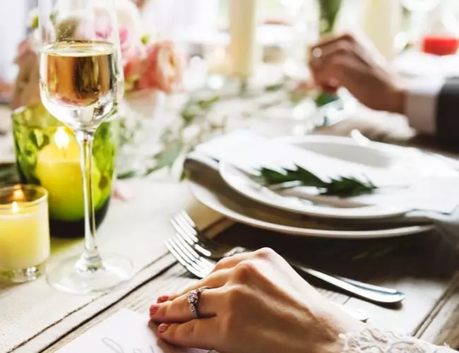 (VIDEO) Invitadas arruinan boda tras pelearse por un plato de curry