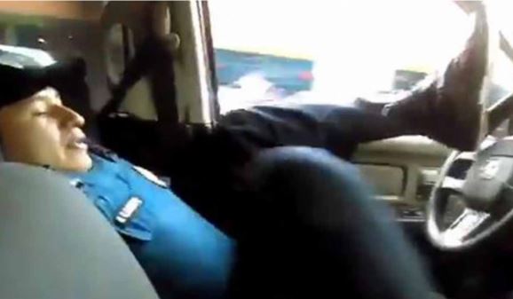 (VÍDEO) Policías se graban ‘manejando’ su patrulla con el trasero y los pies