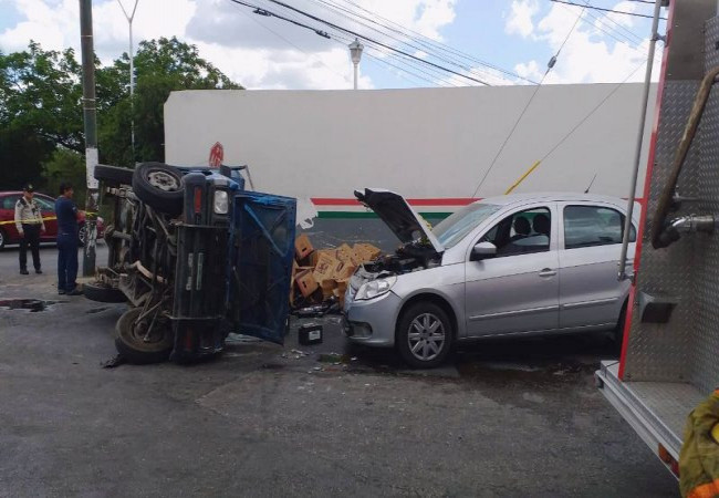 Mérida: Vuelca camioneta repleta de cervezas