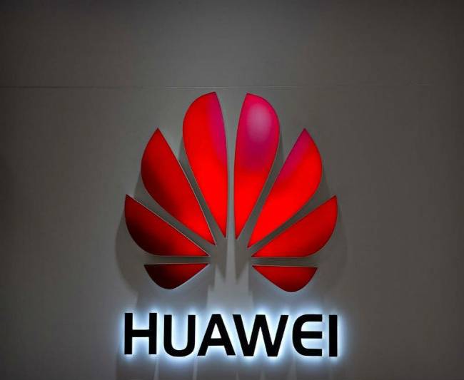 Huawei pide a trabajadores estadounidenses dejar sede central en China