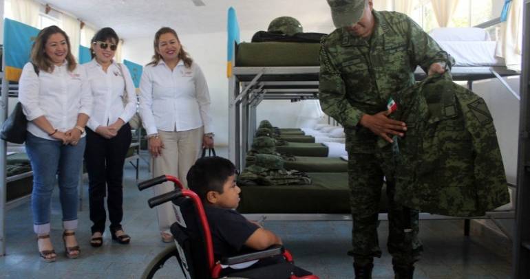 Valladolid: Cumplen el sueño de ser soldado a niño con discapacidad