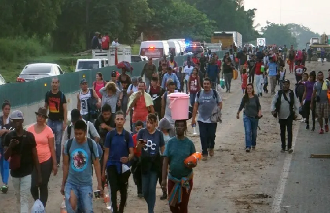 2,000 de la caravana migrante avanzan hacia la frontera de EE.UU.
