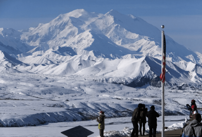 Toneladas de excremento humano en montaña de Alaska podrían derretirse